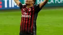 Penyerang AC Milan, Carlos Bacca melakukan selebrasi usai mencetak gol ke gawang Cagliari pada lanjutan Liga Italia di Stadion San Siro (9/1). Carlos Bacca menjadi penentu kemenangan dengan golnya yang dicetak pada menit 88. (AP Photo/Luca Bruno)