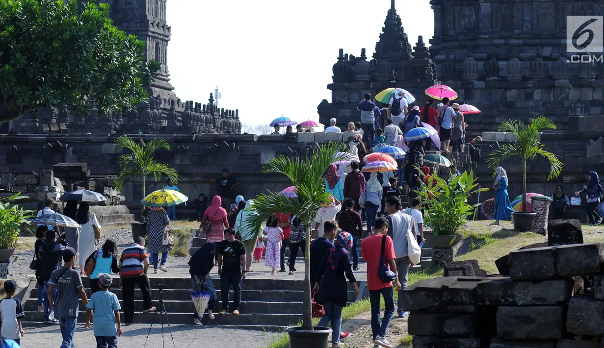 Wisatawan berjalan menuju kawasan Candi Prambanan, Sleman, Yogyakarta, Jumat (30/6). Mengisi libu panjang lebaran 2017, ribuan wisatawan dari berbagai daerah memadati kawasan Candi Prambanan. (Liputan6.com/Helmi Fithriansyah)