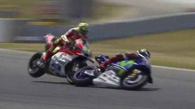 Andrea Iannone dan Jorge Lorenzo (kanan)