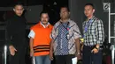 Penyuap Bupati Pakpak Bharat, Hendriko Sembiring dikawal petugas usai menjalani pemeriksaan perdana oleh penyidik di gedung KPK, Jakarta, Selasa (27/11). Hendriko diperiksa sebagai tersangka terkait dengan proyek di Dinas PUPR. (merdeka.com/Dwi Narwoko)
