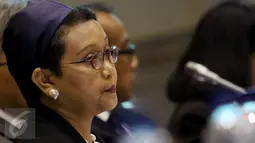 Menteri Luar Negeri (Menlu) Retno Lestari Marsudi melakukan Rapat Kerja (Raker) dengan Komisi I DPR RI, di Kompleks Parlemen Senayan, Jakarta, (9/2). Raker tersebut membahas Anggaran Kemenlu RI dalam ABPN 2016. (Liputan6.com/JohanTallo)