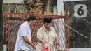 Saat berziarah, Prabowo terlihat mengenakan pakaian berwarna coklat muda dan berkopiah hitam. (Liputan6.com/Angga Yuniar)