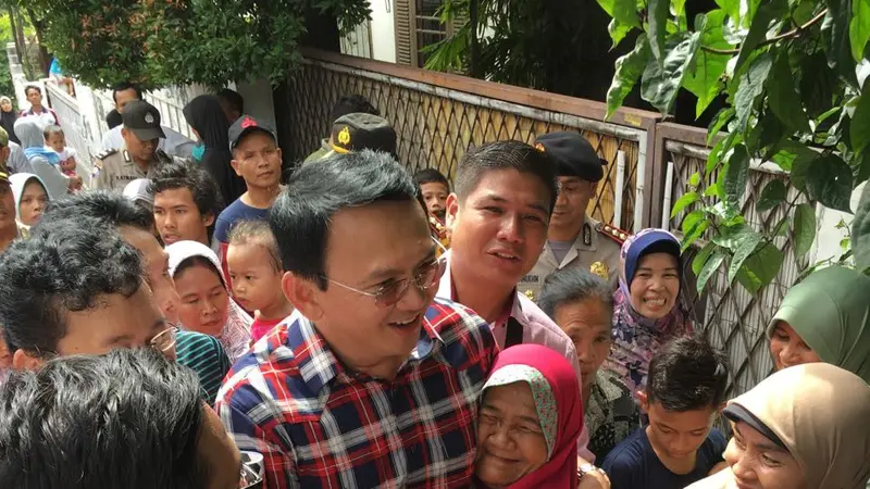 Ahok tiba-tiba dipeluk nenek-nenek saat blusukan di kawasan Pejaten Timur, Pasar Minggu, Jakarta Selatan. 