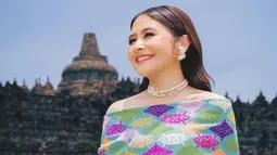 Kain Nusantara dengan perpaduan banyak warna itu membuat Prilly Latuconsina terlihat semakin cerah. Ditambah aksesoris anting dan kalung, membuat pemain sinetron Ganteng Ganteng Serigala ini kian menawan.(Liputan6.com/IG/@prillylatuconsina96)