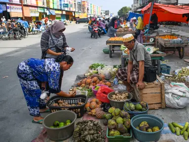 Suasana jual beli di sebuah pasar tradisional usai gempa dan tsunami melanda Palu, Sulawesi Tengah, Kamis (4/10). Ekonomi Kota Palu berangsur-angsur sudah mulai bergeliat. (Permata SAMAD/AFP)