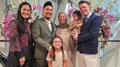 Inilah potret Gracia Indri saat menghadiri acara pernikahan kakak iparnya. Kakak dari Jeffrey Slijpen itu tampil dengan mengenakan hijab. Ramai dipertanyakan warganet, Gracia pun menjawab lewat kolom komentar. Ia menyebut jika kakak iparnya itu sudah mualaf dan suaminya merupakan orang Indonesia. (Liputan6.com/IG/@graciaz14)