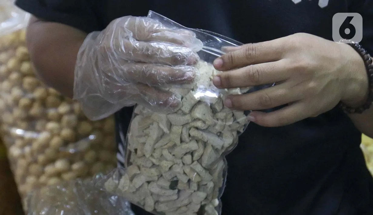 Diprediksi permintaan ragam jenis kue kering pada tahun ini akan lebih ramai. (Liputan6.com/Herman Zakharia)