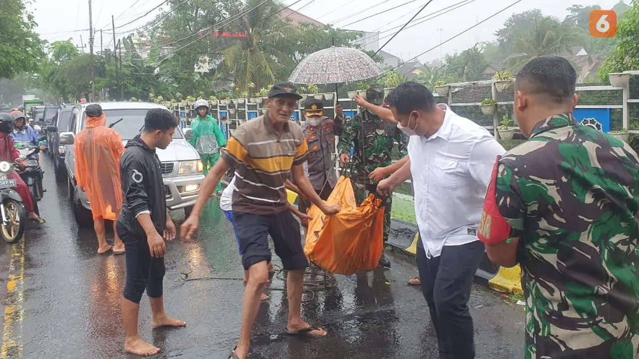 Mayat yang ditemukan di bawa jembatan lugonto Rogojampi dievakuasi ke RSUD Blambangan Banyuwangi. (Hermawan Arifianto/Liputan6.com)