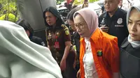 Dilimpahkan ke Kejari Jaksel, Ratna Sarumpaet Lempar Senyum