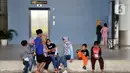 Warga berkunjung ke Bandara Internasional Jawa Barat (BIJB) Kertajati, Kabupaten Majalengka, Jawa Barat, Minggu (30/1/2022). Sepinya aktivitas penerbangan di Bandara Kertajati dimanfaatkan warga sebagai tempat wisata alternatif menghabiskan waktu bersama keluarga. (merdeka.com/Iqbal S. Nugroho)