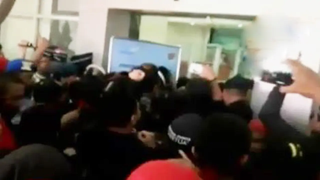 Detik-Detik Warga Terobos Bandara Tolak Kedatangan Fahri Hamzah