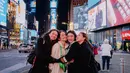 Bestie seleb yang sudah berfoto bersama di tempat impian banyak orang, New York. [Foto: @febbyrastanty]
