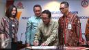 Dirut Semen Gresik, Sunardi Prionomurti (kedua kanan) saat menandatangani kerjasama dengan Bank Mandiri, Jakarta, Jumat (10/6). PT Semen Gresik mendapatkan fasilitas kredit senilai total Rp 3,96 triliun dari Bank Mandiri. (Liputan6.com/Angga Yuniar) 