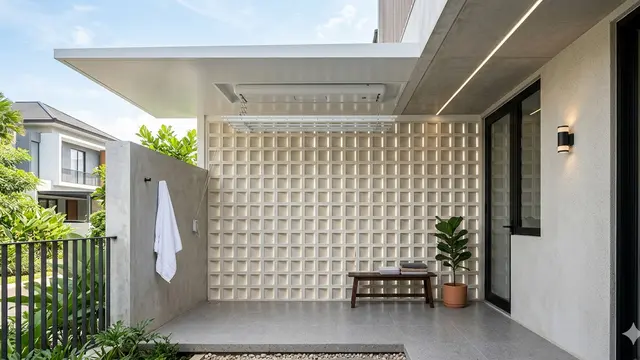 Desain Area Jemuran Samping Rumah yang Tersembunyi tapi Tetap Terang. Gemini