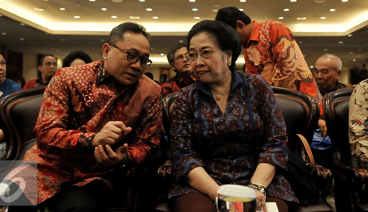 Ketua Umum PDIP, Megawati Soekarnoputri bersama Ketua MPR Zulkifli Hasan, saat hadir dalam seminar nasional dan bedah buku Revolusi Pancasila di JCC, Jakarta, Selasa (27/10). Buku Revolusi Pancasila merupakan karya Yudi Latif. (Liputan6.com/Johan Tallo)