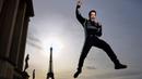 Foto Olahraga Terbaik - Pebalap Prancis, Simon Pagenaud, berpose dengan latar belakang Menara Eiffel di Paris, Prancis, Selasa (18/10/2016). (AFP/Eric Feferberg)