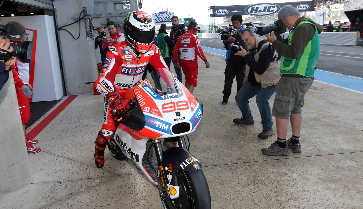 Pebalap Ducati, Jorge Lorenzo, hanya mampu berada di peringkkat ke-16 dengan waktu 1 menit 32,830 detik pada kualifikasi MotoGP Prancis di Sirkuit Le Mans, Sarthe, Sabtu (20/5/2017). (EPA/Eddy Lemaistre)