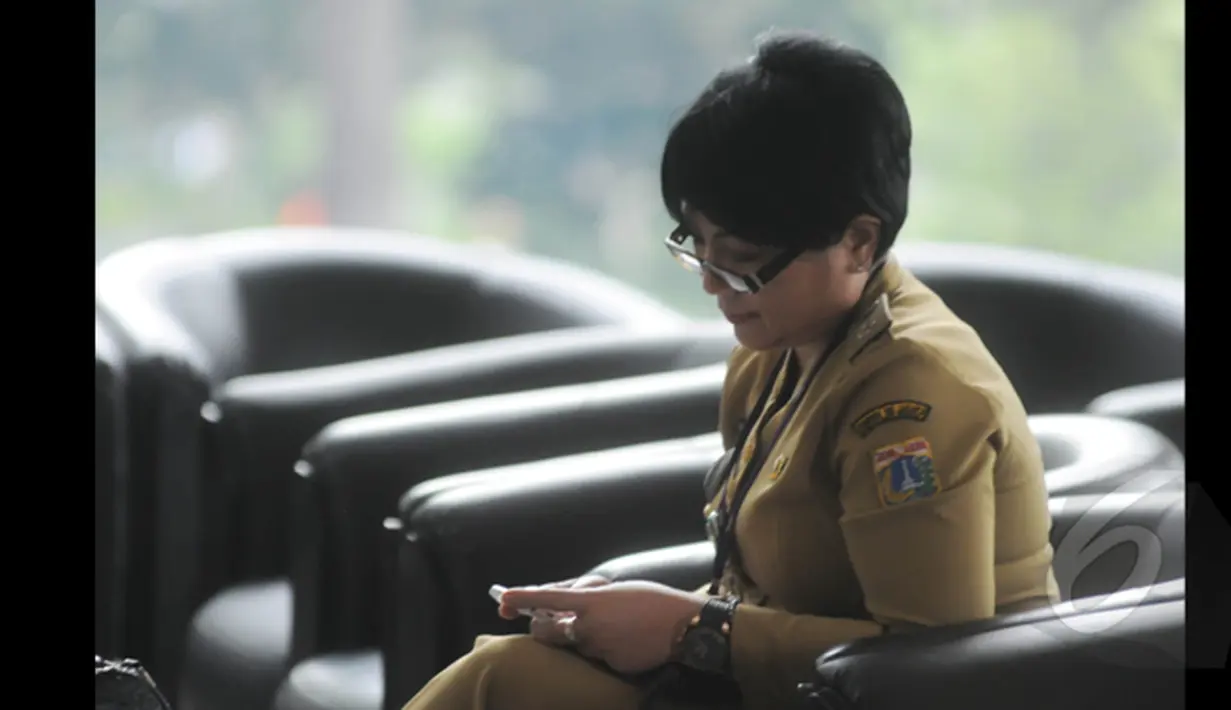 Lurah, Susan Jasmine Zulkifli, duduk menunggu panggilan di lobi Gedung Komisi Pemberantasan Korupsi (KPK), Jakarta, Selasa (27/1/2015).  Kedatangan Lurah Susan untuk mengisi sebuah acara di Radio Kanal KPK. (Liputan6.com/Herman Zakharia)
