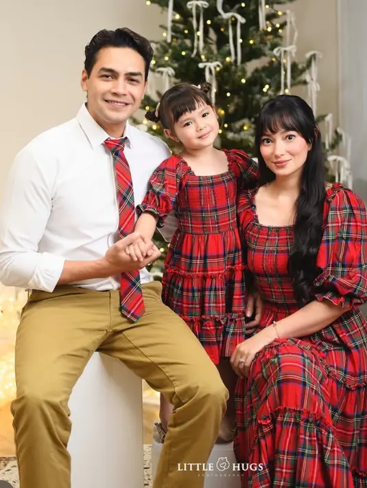 <p>Asmirandah tampil serasi dengan putrinya mengenakan dress merah motif kotak-kotak lengan 3/4 model puff. [@asmirandah89]</p>