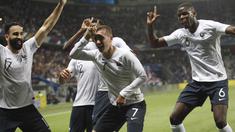 Para pemain Prancis merayakan gol Antoine Griezmann (7) saat melawan Italia pada laga uji coba di Allianz Riviera stadium, Nice, (1/6/2018). Prancis menang 3-1. (AP/Claude Paris)