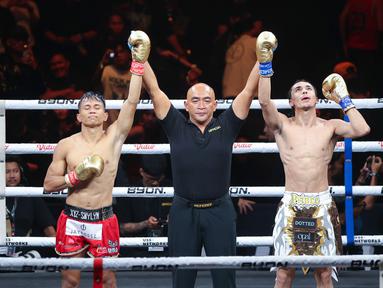 Petarung Indonesia, Ronal Siahaan, saat melawan petarung Malaysia, Putra Abdullah, pada pertandingan Byon Combat Showbiz Vol. 6 di Tennis Indoor Senayan, Jakarta, Sabtu (22/10/2025). (Bola.com/M Iqbal Ichsan)