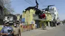 Seorang pilot (kiri) mengoperasikan drone saat pemberlakuan lockdown di Chennai, India, Sabtu (4/4/2020). Polisi India mengerahkan drone untuk memantau kegiatan warga dan menyebarkan pengumuman kesadaran selama lockdown nasional untuk mencegah penyebaran virus corona COVID-19. (Arun SANKAR/AFP)