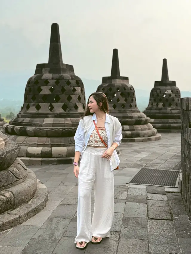 Gaya Kasual Stylish Jessica Mila Liburan sambil Momong Anak di Magelang