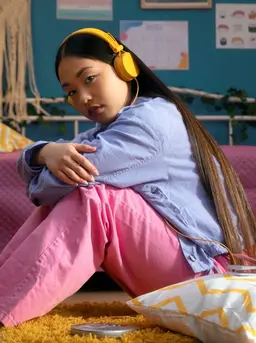 Anak introvert sebenarnya memiliki banyak kelebihan, seperti kemampuan berpikir mendalam, kreativitas yang tinggi, serta kepekaan terhadap lingkungan sekitar. Namun, karena dunia sosial termasuk lingkungan sekolah—lebih banyak didesain untuk anak yang aktif dan ekspresif, anak introvert bisa merasa cepat lelah, kewalahan, atau memilih menarik diri. (foto/dok: freepik)