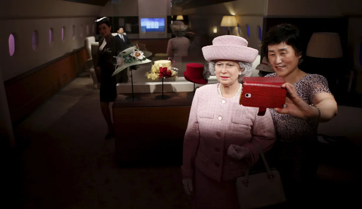 Seorang wanita berselfie dengan patung lilin Ratu Inggris Elizabeth II di Grevin Wax Museum, Korea Selatan, Kamis (30/7/2015). Museum lilin asal Perancis ini telah membuka cabang pertamanya di Asia. (REUTERS/Kim Hong-Ji)