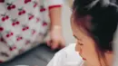 Rambut Baby Agatha dicukur di momen perayaan ini. Menilik dari kolom komentar unggahan Gritte Agatha, netizen ramai memuji paras Baby Agatha. Tak hanya Gritte Agatha dan Arif Hidayat, anggota keluarga lainnya juga tampak bahagia merayakan satu bulan Agatha Hidayat. (Liputan6.com/IG/@gritteagathaa)