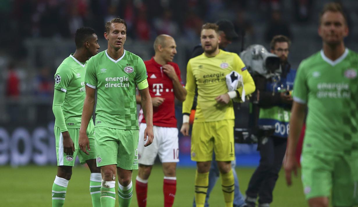 Para pemain PSV Eindhoven terlihat kecewa usai kalah dari Bayern Munchen 4-1 pada laga grup D Liga Champions di Allianz Arena, Munich, Kamis (20/10/16) dini hari WIB. (Reuters/Michael Dalder)