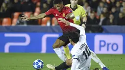 Gelandang Man United, Marcus Rashford berusaha melewati gelandang Valencia, Daniel Parejo pada laga terakhir grup H Liga Champions yang berlangsung di stadion Mestalla, Valencia, Rabu (13/12). Manchester United kalah 1-2 atas Valencia. (AFP/Jose Jordan)