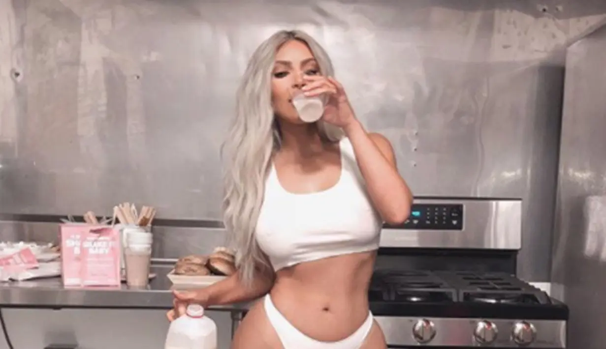 Kim Kardashian pun terlihat minum susu dan tengah menyiapkan makanan di dapurnya. (instagram/kimkardashian)