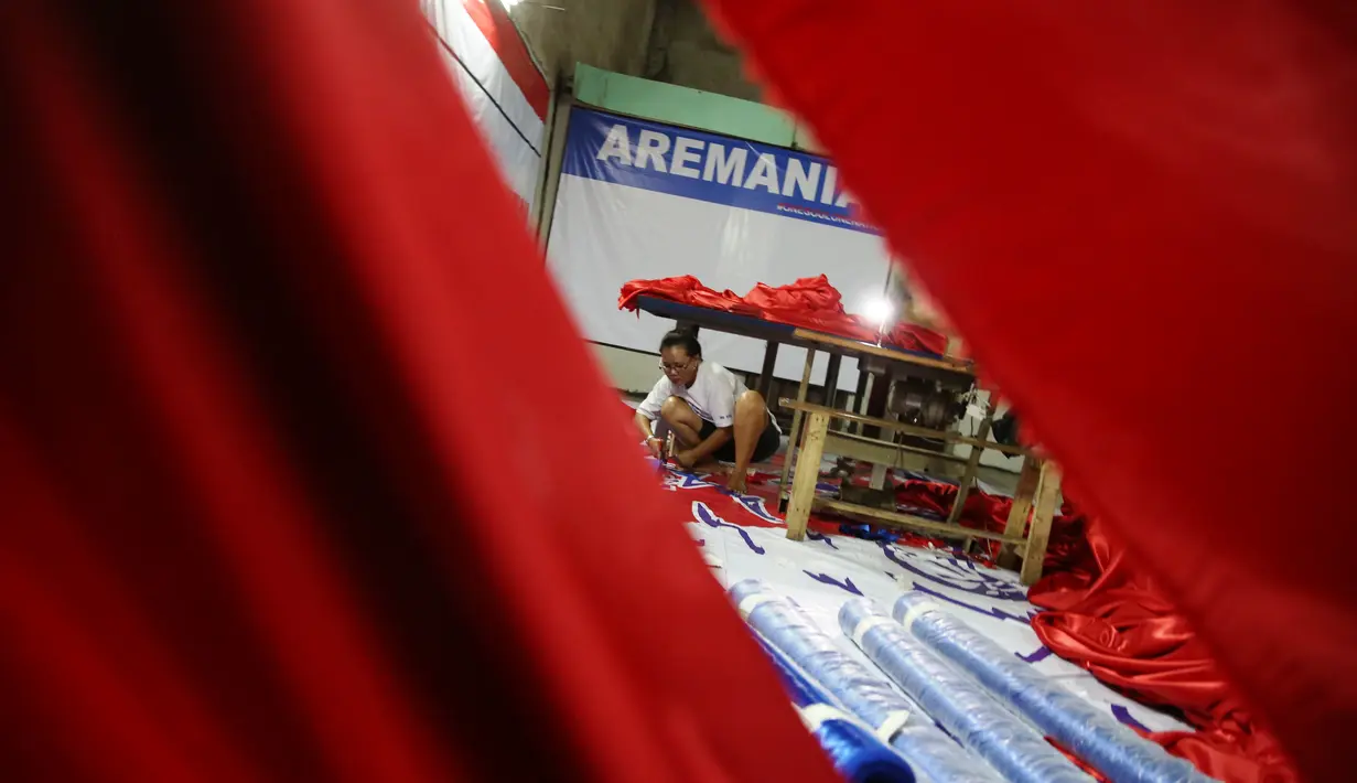 Aremania mengusung semangat kesatuan suporter untuk sepakbola Indonesia merancang dan membuat bendera Merah Putih terbesar di Dunia bertempat di Lapangan Futsal  Tangerang, Selasa (13/10/2015). (Bola.com/Nicklas Hanoatubun)