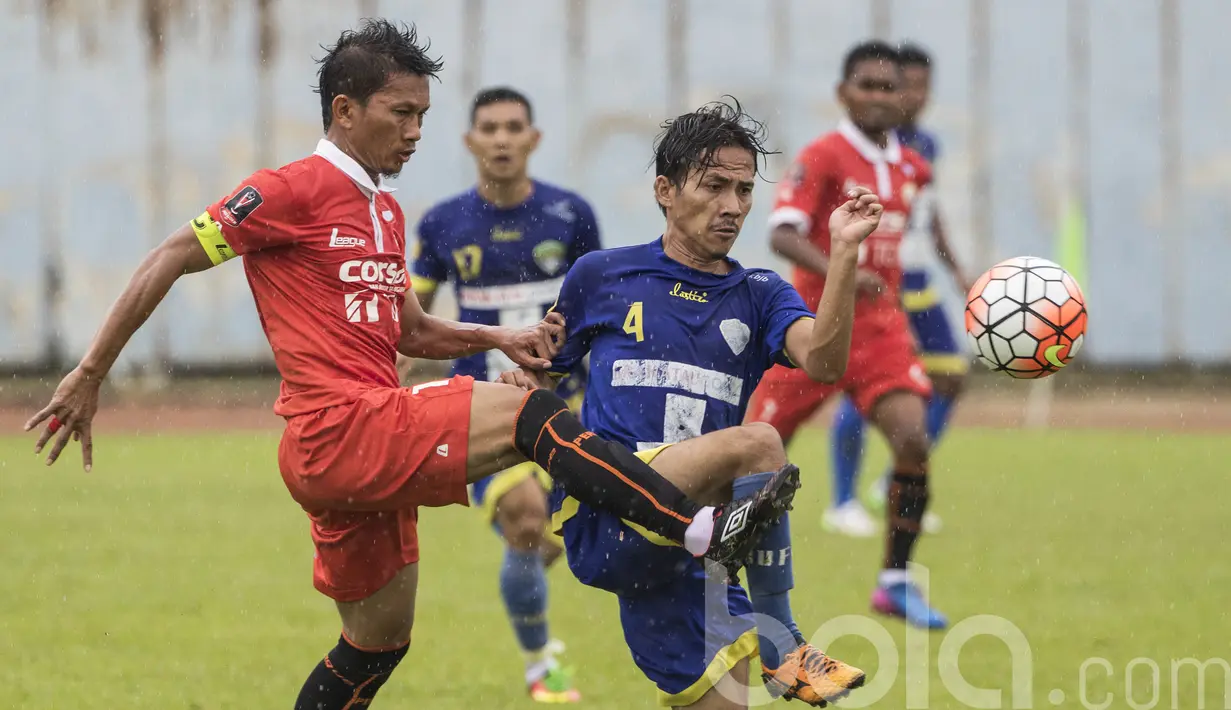 Kapten Persija Jakarta, Ismed Sofyan, berusaha melewti hadangan pemain Cilegon United. Selain pemain asing beberapa bintang klub ibukota ini juga tidak hadir seperti Bambang Pamungkas dan Andritany Ardhiyasa. (Bola.com/Vitalis Yogi Trisna)