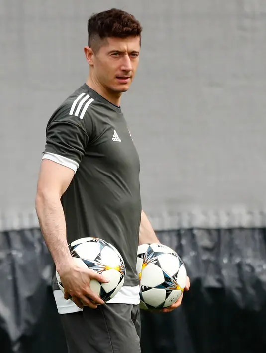 Penyerang Bayern Munchen, Robert Lewandowski mengikuti sesi latihan di stadion Allianz Arena di Munich, Jerman, (10/4). Pada pertemuan pertama Sevilla kalah 2-1 atas Munchen di kandangnya sendiri. (AP Photo/Matthias Schrader)