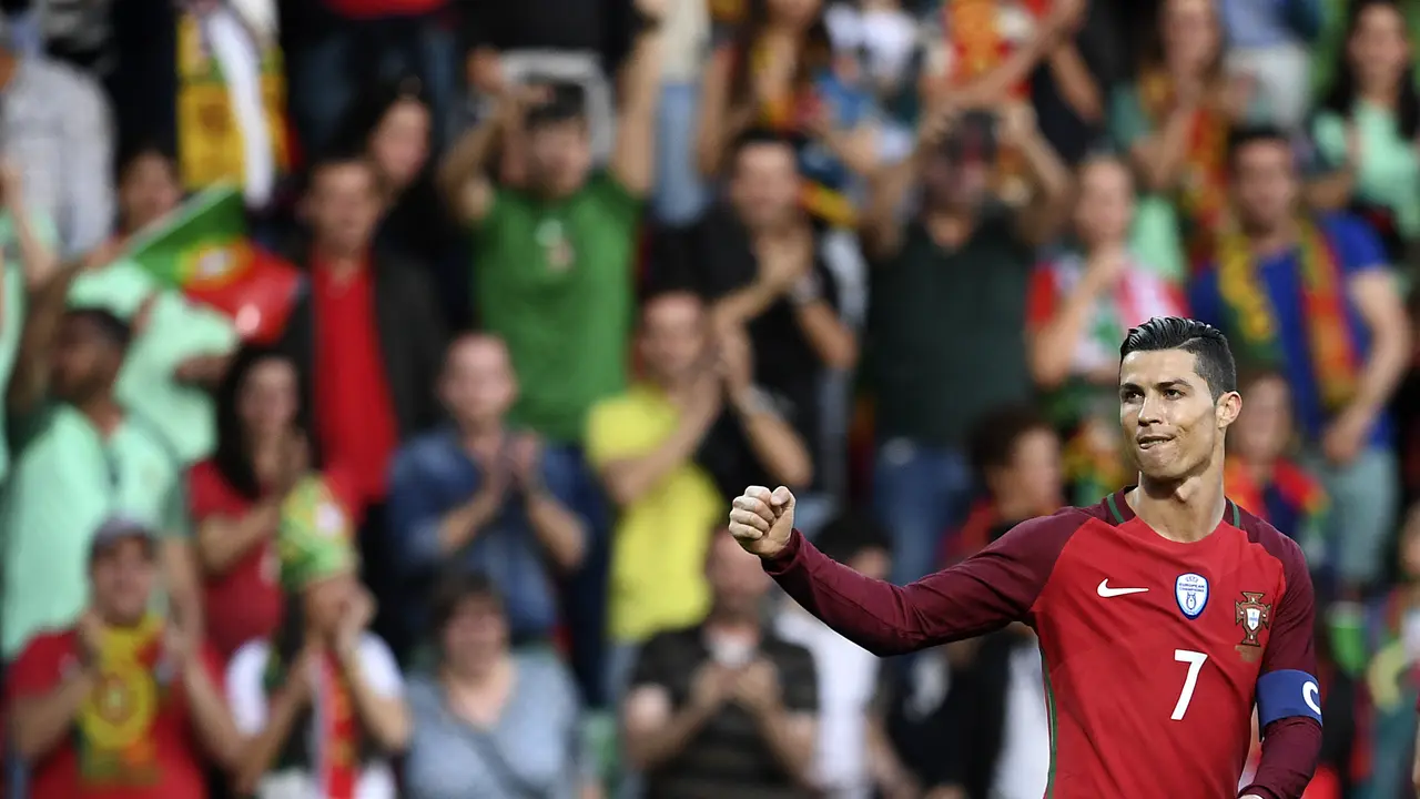 Cristiano Ronaldo saat memperkuat timnas Portugal melawan Swedia
