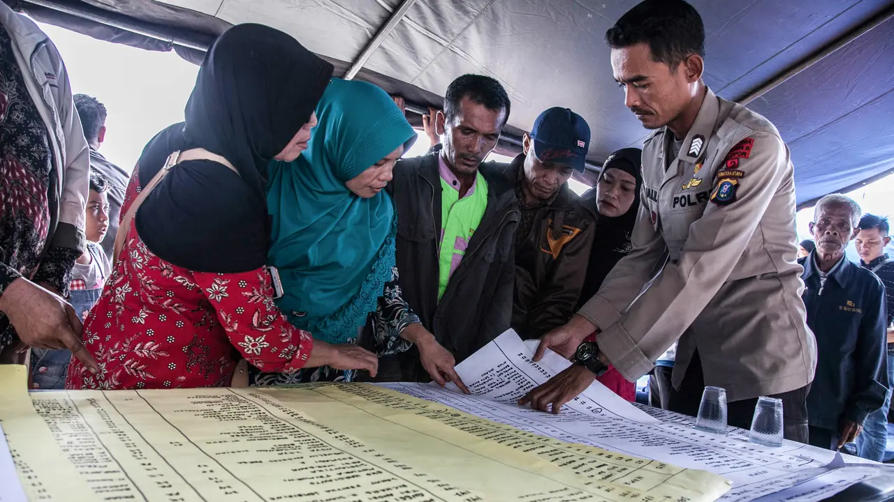 Keluarga Korban Kapal Tenggelam di Danau Toba