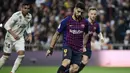 Gol pertama Luis Suarez lewat tendangan penalti pada laga semfinal Copa Del Rey yang berlangsung di stadion Santiago Bernabeu, Madrid, Kamis (28/2). Barcelona menang 3-0 atas Real Madrid. (AFP/Oscar Del Pozo)