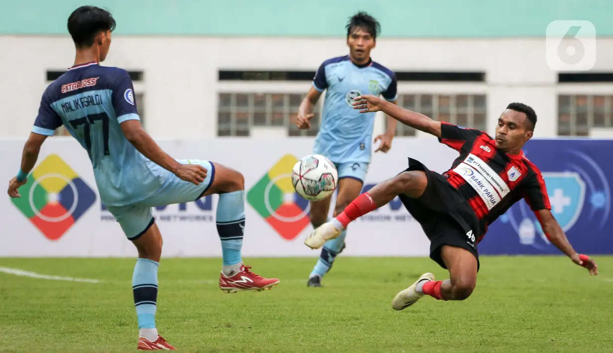 Gelandang Persipura Todd Rivaldo Albert Ferre berduel dengan gelandang Persela Malik Risaldi dalam laga pekan kedua BRI Liga 1 2021/2022 antara Persela Lamongan melawan Persipura Jayapura di Stadion Wibawa Mukti, Cikarang, Jumat (10/9/2021). Persela menang 1-0. (Bola.com/Bagaskara Lazuardi)