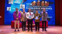 Simbolis penyerahan buku "Entrepreneurial Marketing" kepada perwakilan Kementerian Pendidikan & Kebudayaan Republik Indonesia dan Perpustakaan Nasional Indonesia di Auditorium Perpustakaan Nasional, Rabu (5/4/2023).