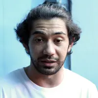 Salah satu yang menjadi kunci kesuksesan film adalah promosi. Hal itulah yang dilakukan Reza Rahadian. Dalam film terbarunya Benyamin Biang Kerok ia rela mengosongkan filmnya. (Nurwahyunan/Bintang.com)