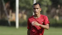 Pemain Persija Jakarta, Riko Simanjuntak, saat mengikuti sesi latihan jelang laga Liga 1 di Lapangan Sutasoma, Jakarta, Jumat (07/12). Persija akan berhadapan dengan Mitra Kukar. (Bola.com/M Iqbal Ichsan)