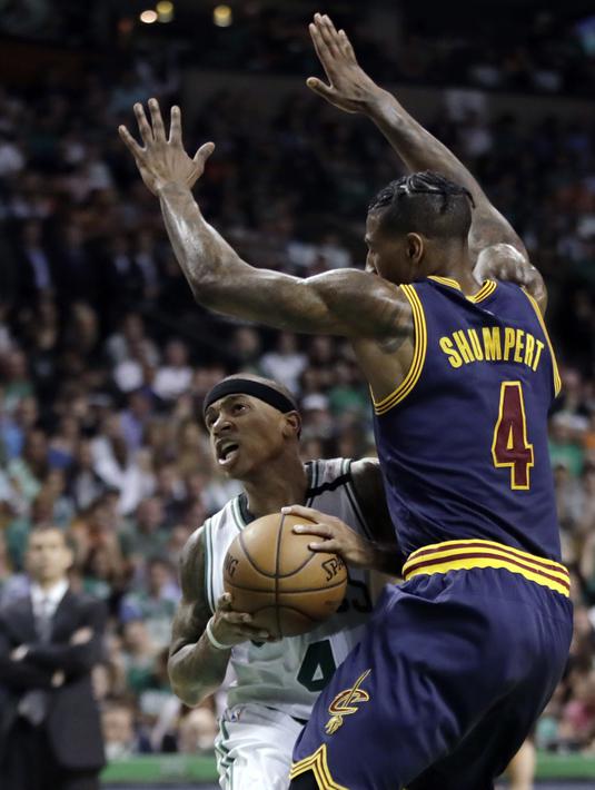 Aksi pemain Celtics, Isaiah Thomas (kiri) saat mencoba melewati adangan pemain Cleveland, Iman Shumpert pada NBA basketball Eastern Conference final Wilayah Timur di TD Garden, Boston (19/5/2017). Cavs menang 130-86. (AP/Elise Amendola)