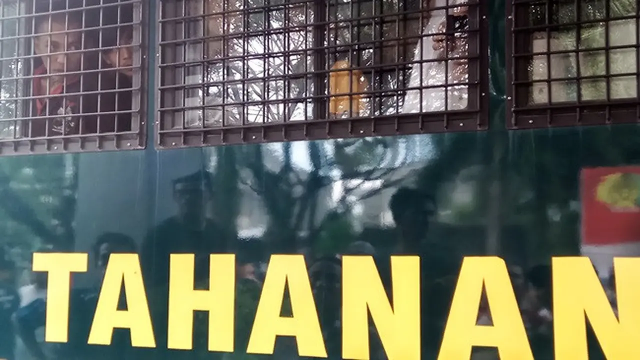 Narapidana di Riau dimasukkan ke mobil tahanan untuk dipindahkan ke Lapas lainnya.
