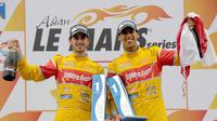 Pebalap Indonesia, Sean Gelael (kanan), menjuarai ajang Asian Le Mans Series putaran ketiga di Thailand, Minggu (10/1/2016). (Dokumen Pribadi Sean Gelael)
