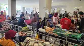 Pasien dan anggota keluarganya dievakuasi dari bangsal Rumah Sakit Umum Anutapura menyusul gempa bumi di Palu, Sulawesi Tengah, Selasa 16 Juni 2026. (Josua Marunduh/AFP)