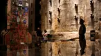 Pengunjung melihat "The Last Column" di depan dinding asli World Trade Center di National September 11 Memorial and Museum, Manhattan, AS (1/9). Pameran ini  diberi nama 'Rendering the Unthinkable: Artists Respond to 9/11'. (REUTERS/Andrew Kelly)