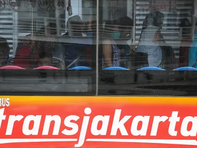 Penumpang menaiki bus Transjakarta di Halte Harmoni, Jakarta, Rabu (6/1/2016). Mulai 17 Januari mendatang, penghuni rusunawa bisa gratis naik bus Transjakarta hanya dengan menunjukan KTP sesuai domisili rusun. (Liputan6.com/Faizal Fanani)