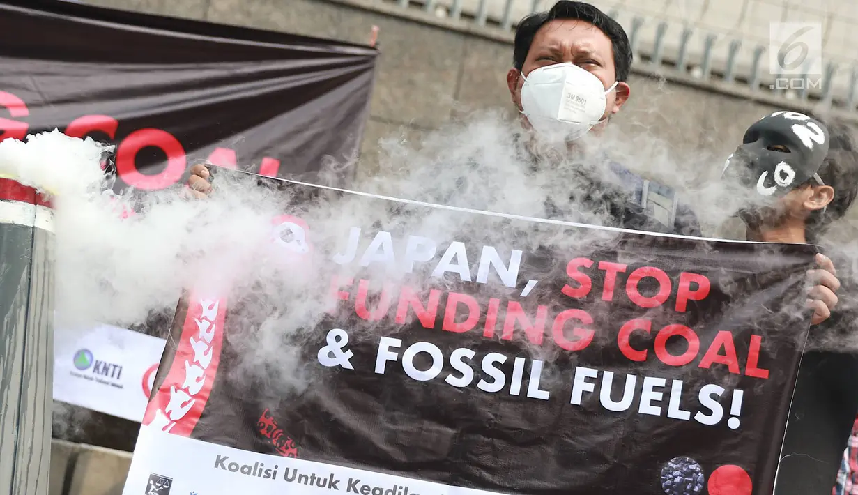 Aktivitis melakukan aksi di depan Kedubes Jepang di Jakarta, Rabu (26/6/2019). Mereka meminta Jepang menghentikan pendanaan proyek energi kotor batubara yang memicu krisis iklim, pencemaran, kerusakan lingkungan dan penderitaan masyarakat khususnya di Indonesia. (Liputan6.com/Immanuel Antonius)